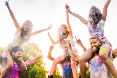 Holi ile oynarken mutlu arkadaş grubu bir parkta - Genç Yetişkin eğlenceli, eğlenceli ve genç nesil hakkındaki kavramları bir holi Festivali, eğleniyor renkler.