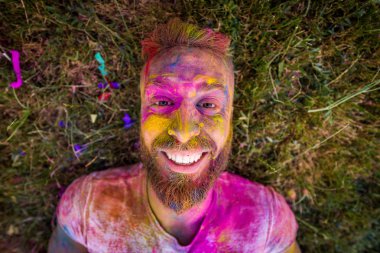 Holi ile oynarken mutlu arkadaş grubu bir parkta - Genç Yetişkin eğlenceli, eğlenceli ve genç nesil hakkındaki kavramları bir holi Festivali, eğleniyor renkler.