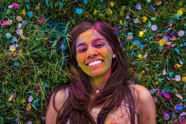 Gruppe Glücklicher Freunde Die Mit Holi Farben Park Spielen Junge — Stockfoto