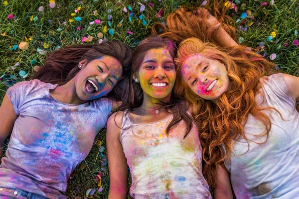Группа Счастливых Друзей Играющих Цветами Цвета Холи Парке Молодые Люди — стоковое фото