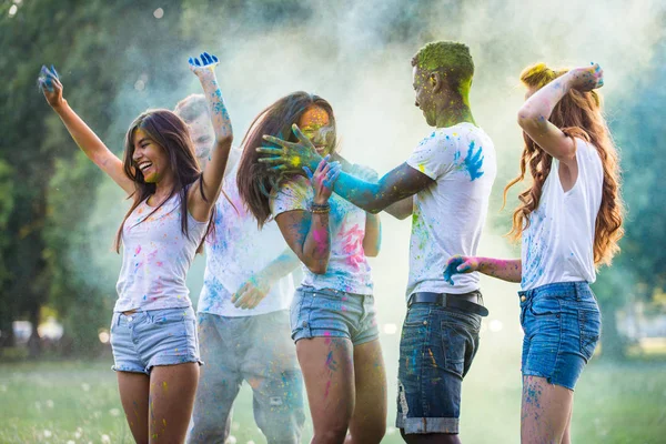 Группа Счастливых Друзей Играющих Цветами Цвета Холи Парке Молодые Люди — стоковое фото