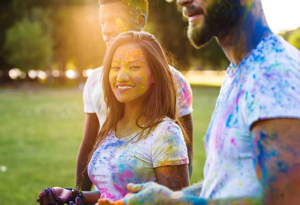 Holi ile oynarken mutlu arkadaş grubu bir parkta - Genç Yetişkin eğlenceli, eğlenceli ve genç nesil hakkındaki kavramları bir holi Festivali, eğleniyor renkler.