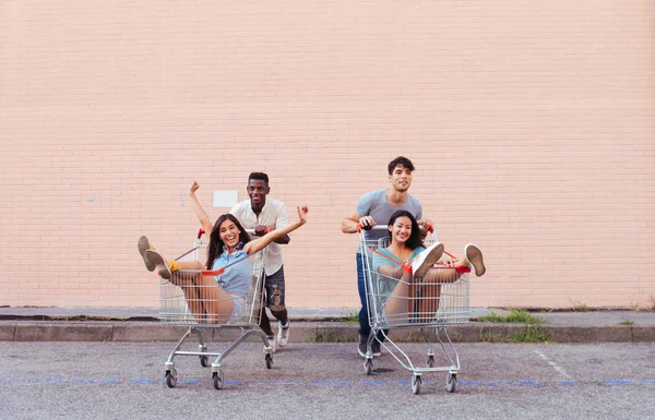 Grupo Multiétnico Amigos Jugando Con Carritos Compras Estacionamiento — Foto de Stock