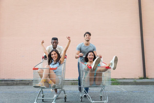 Grupo Multiétnico Amigos Jugando Con Carritos Compras Estacionamiento — Foto de Stock