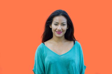 Renkli arka plan üzerinde mutlu kız