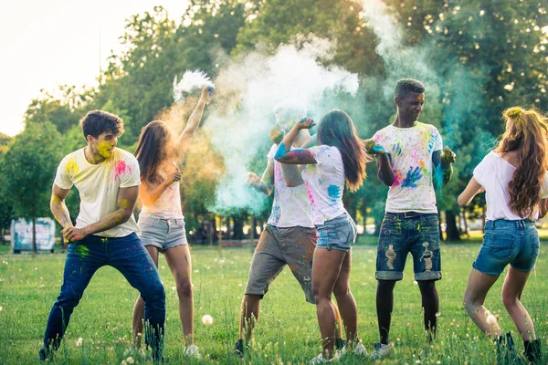 Holi Ile Oynarken Mutlu Arkadaş Grubu Bir Parkta Genç Yetişkin — Stok fotoğraf