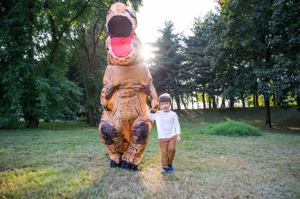 Батько Син Грають Парку Костюмом Динозавра Розважаються Сім Відкритому Повітрі — стокове фото