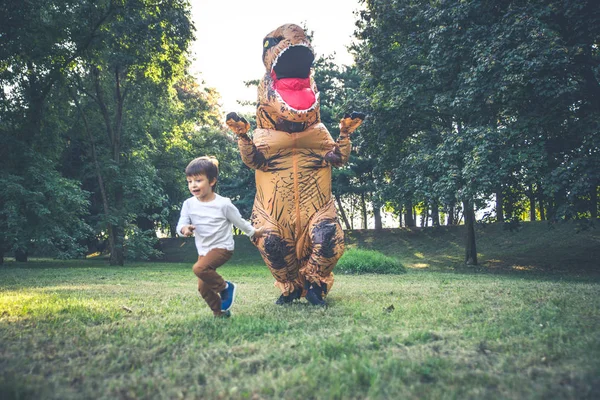 Vader Zoon Spelen Het Park Met Een Dinosaurus Kostuum Plezier — Stockfoto