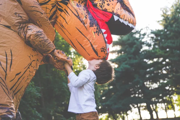 父と息子恐竜コスチュームで 公園で遊ぶ屋外の家族と一緒に楽しい時を過す — ストック写真