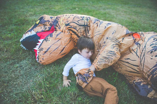 Отец Сын Играют Парке Костюме Динозавра Веселятся Семьей Открытом Воздухе — стоковое фото