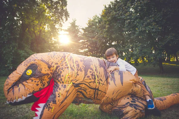 Vader Zoon Spelen Het Park Met Een Dinosaurus Kostuum Plezier — Stockfoto