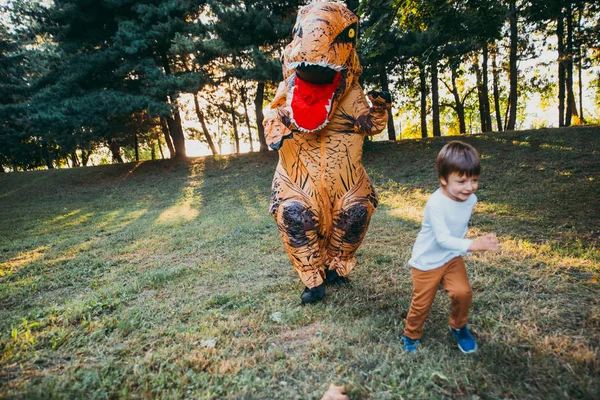 Far Och Son Spelar Parken Med Dinosaurie Kostym Kul Med — Stockfoto