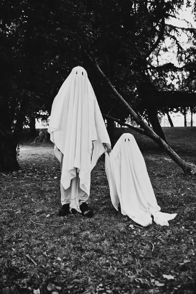 Father Son Playing Ghosts White Sheets Garden Conceptual Photos Halloween — Stock Photo, Image