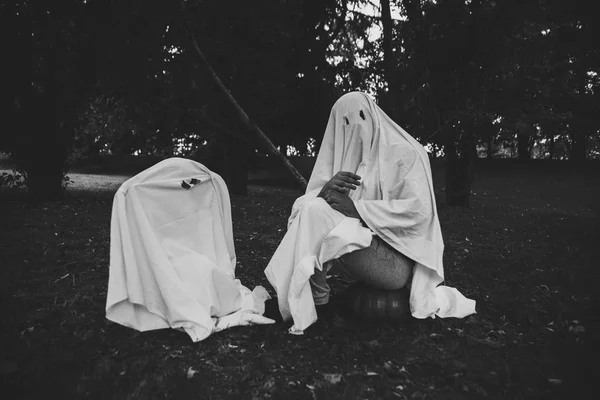 Baba Oğul Cadılar Bayramı Tatil Hakkında Bahçe Kavramsal Fotoğraflardaki Beyaz — Stok fotoğraf