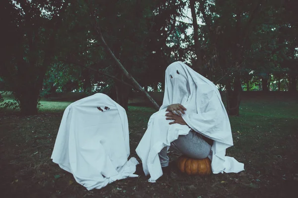Father Son Playing Ghosts White Sheets Garden Conceptual Photos Halloween — Stock Photo, Image