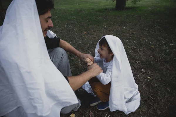 Pai Filho Jogando Fantasmas Com Lençóis Brancos Jardim Fotos Conceituais — Fotografia de Stock