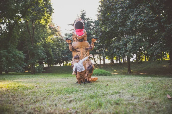 Pai Filho Brincando Parque Com Traje Dinossauro Divertindo Com Família — Fotografia de Stock