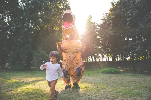 Ojciec Syn Gra Parku Kostium Dinozaura Zabawy Rodziną Odkryty — Zdjęcie stockowe
