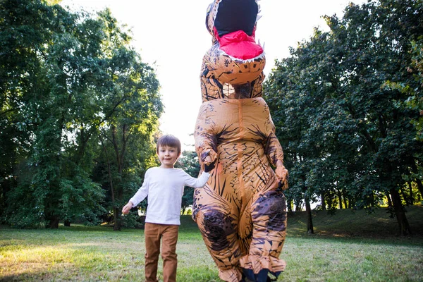 Apa Fia Játszik Parkban Dinoszaurusz Jelmez Szórakozás Családdal Kültéri — Stock Fotó