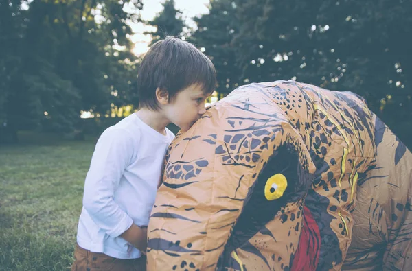 父と息子恐竜コスチュームで 公園で遊ぶ屋外の家族と一緒に楽しい時を過す — ストック写真