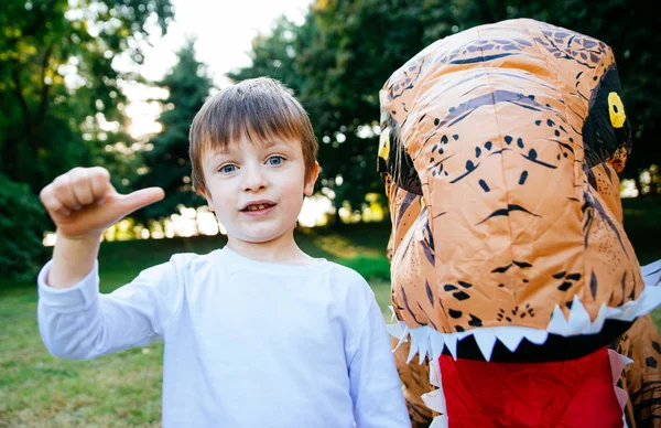 Apa Fia Játszik Parkban Dinoszaurusz Jelmez Szórakozás Családdal Kültéri — Stock Fotó