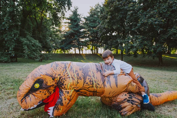 Vater Und Sohn Spielen Park Dinosaurierkostüm Und Amüsieren Sich Mit — Stockfoto