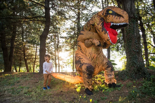 Vader Zoon Spelen Het Park Met Een Dinosaurus Kostuum Plezier — Stockfoto