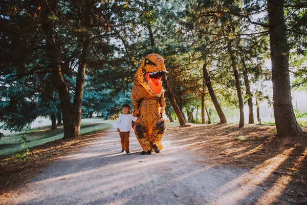 Far Och Son Spelar Parken Med Dinosaurie Kostym Kul Med — Stockfoto