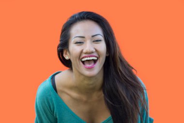 Renkli arka plan üzerinde mutlu kız