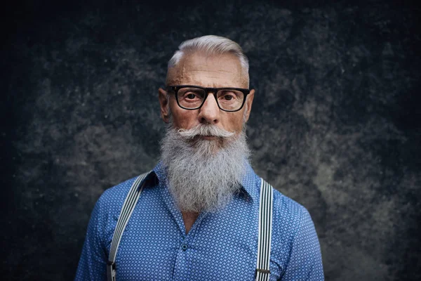 ハンサムな年配の男性の肖像 ライフ スタイル 高齢者ビジネスの概念で若々しく スタイリッシュな男 — ストック写真