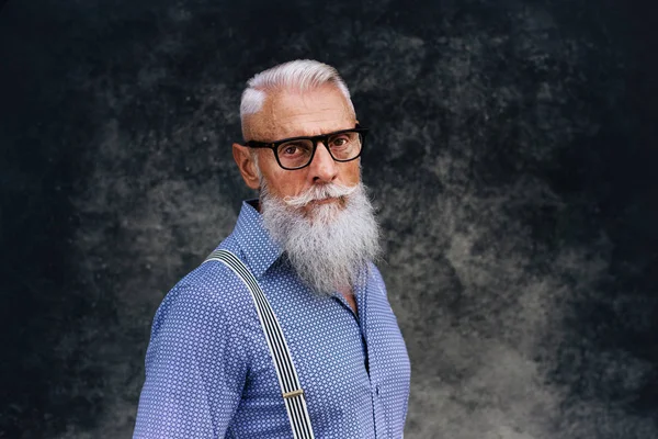 Yakışıklı Üst Düzey Portre Genç Şık Erkekte Altmışlı Yaşam Tarzı — Stok fotoğraf