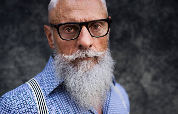 Красивый мужской портрет - молодой и стильный мужчина шестидесятых годов, концепция образа жизни, пожилых людей и бизнеса
