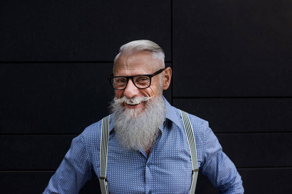 Красивый мужской портрет - молодой и стильный мужчина шестидесятых годов, концепция образа жизни, пожилых людей и бизнеса
