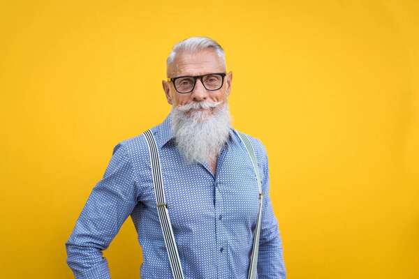 Красивый мужской портрет - молодой и стильный мужчина шестидесятых годов, концепция образа жизни, пожилых людей и бизнеса
