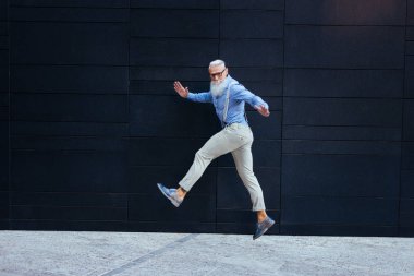 Yakışıklı üst düzey portre - genç ve şık erkekte altmışlı, yaşam tarzı, yaşlılar ve iş ile ilgili kavramlar