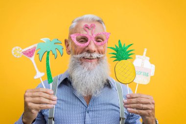 Yakışıklı üst düzey portre - genç ve şık erkekte altmışlı, yaşam tarzı, yaşlılar ve iş ile ilgili kavramlar