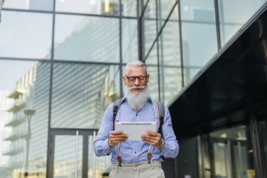 Yakışıklı üst düzey portre - genç ve şık erkekte altmışlı, yaşam tarzı, yaşlılar ve iş ile ilgili kavramlar