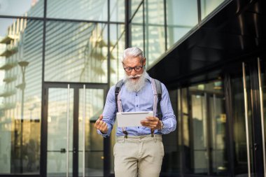 Yakışıklı üst düzey portre - genç ve şık erkekte altmışlı, yaşam tarzı, yaşlılar ve iş ile ilgili kavramlar