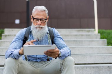 Yakışıklı üst düzey portre - genç ve şık erkekte altmışlı, yaşam tarzı, yaşlılar ve iş ile ilgili kavramlar