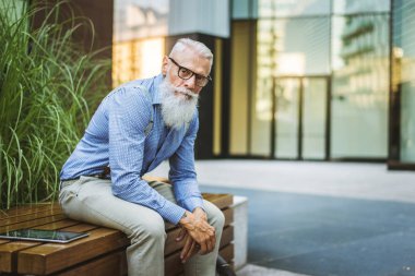 Yakışıklı üst düzey portre - genç ve şık erkekte altmışlı, yaşam tarzı, yaşlılar ve iş ile ilgili kavramlar