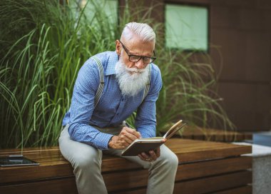 Yakışıklı üst düzey portre - genç ve şık erkekte altmışlı, yaşam tarzı, yaşlılar ve iş ile ilgili kavramlar