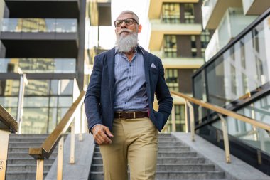 Yakışıklı üst düzey portre - genç ve şık erkekte altmışlı, yaşam tarzı, yaşlılar ve iş ile ilgili kavramlar