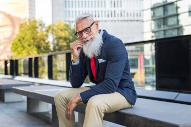 Yakışıklı üst düzey portre - genç ve şık erkekte altmışlı, yaşam tarzı, yaşlılar ve iş ile ilgili kavramlar