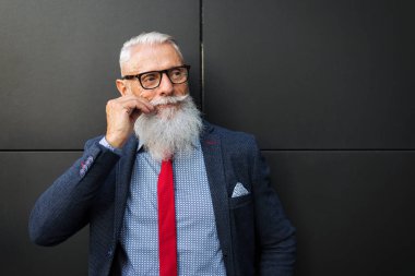 Yakışıklı üst düzey portre - genç ve şık erkekte altmışlı, yaşam tarzı, yaşlılar ve iş ile ilgili kavramlar