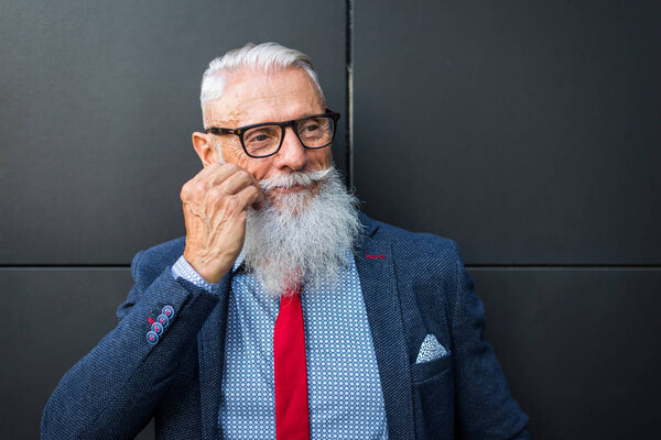 Красивый мужской портрет - молодой и стильный мужчина шестидесятых годов, концепция образа жизни, пожилых людей и бизнеса
