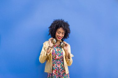 Güzel afroamerican genç bir kadın portresi