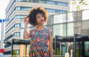 Güzel afroamerican genç bir kadın portresi