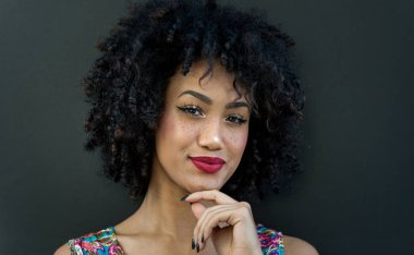 Güzel afroamerican genç bir kadın portresi