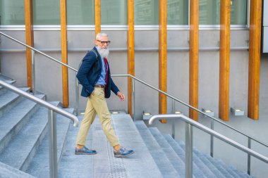 Yakışıklı üst düzey portre - genç ve şık erkekte altmışlı, yaşam tarzı, yaşlılar ve iş ile ilgili kavramlar