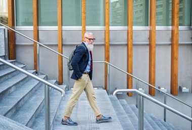 Yakışıklı üst düzey portre - genç ve şık erkekte altmışlı, yaşam tarzı, yaşlılar ve iş ile ilgili kavramlar